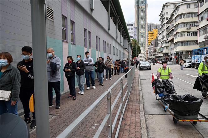 Người dân xếp hàng chờ xét nghiệm Covid-19 tại Hong Kong, Trung Quốc, ngày 8-2-2022. Ảnh: AFP/TTXVN