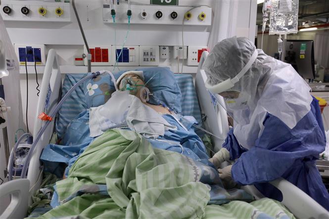 Nhân viên y tế điều trị cho bệnh nhân Covid-19 tại bệnh viện ở Petah Tikva, Israel, ngày 1-2-2022. Ảnh: THX/ TTXVN