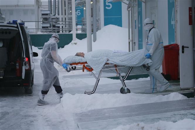 Nhân viên y tế chuyển bệnh nhân Covid-19 tại bệnh viện ở Kommunarka, Nga, ngày 29-1-2022. Ảnh: THX/ TTXVN