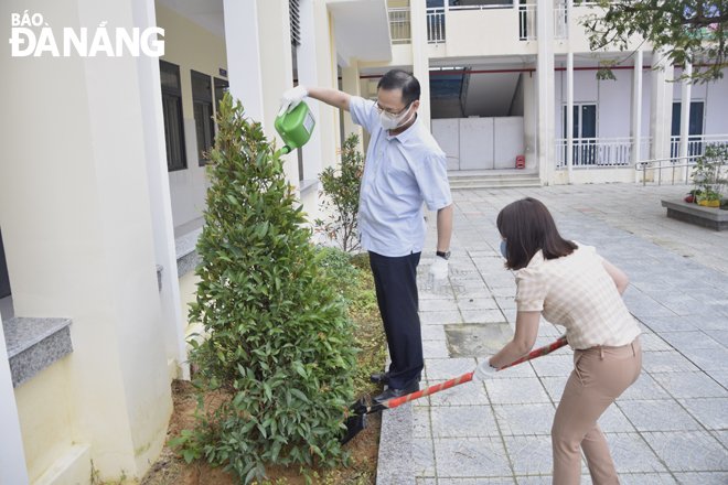 Bí thư Quận ủy Hải Châu Vũ Quang Hùng (bìa trái) tưới cây tại lễ phát động 