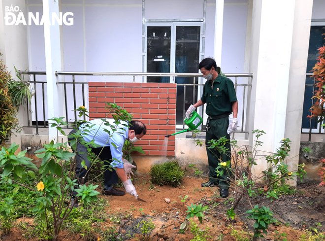 Cán bộ hưu trí, cựu chiến binh trên địa bàn quận Hải Châu tham gia trồng cây. Ảnh: T.HUY