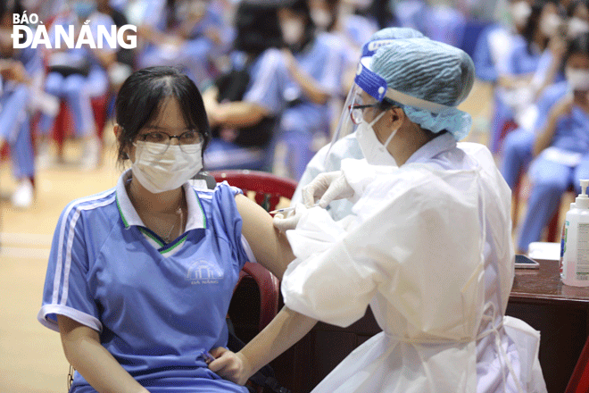 In very rare cases, more serious side-effects may also occur. It is important to contact medical professionals immediately if you develop these symptoms after vaccination. Picture is taken at a vaccination site in Tien Son Sports Arena. Photo: K.LINH