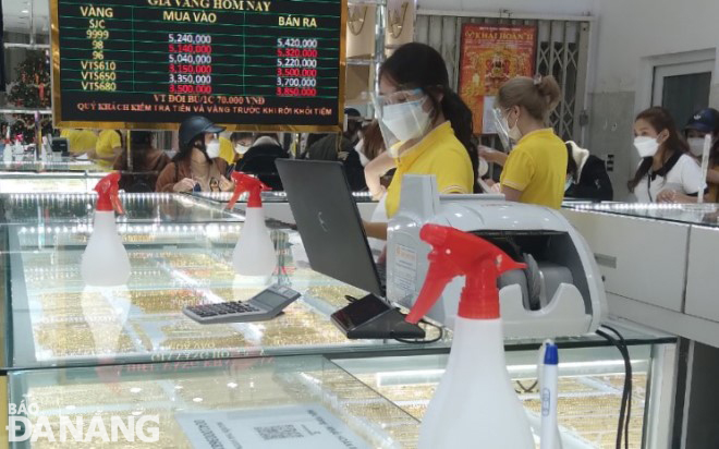 A gold shop on Ton Quang Phiet Street in Son Tra District was crowded with fortune seekers