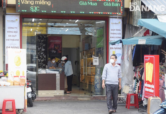 A freshly-opened gold shop on Ong Ich Khiem Street 