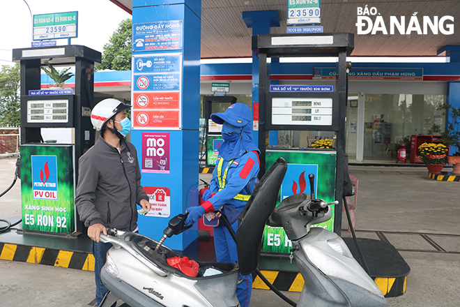 There is no shortage of fuel at petrol and oil stores in Da Nang. Picture taken at the Pham Hung petrol station in Hoa Chau Commune, Hoa Vang District.