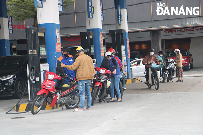 Normal trading atmosphere was recorded at a petrol and oil store on September 2 Street on February. Photo: VAN HOANG