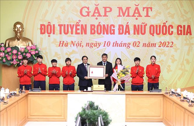 Thủ tướng Phạm Minh Chính trao Huân chương Lao động hạng Nhất cho tặng Đội tuyển bóng đá nữ Việt Nam. Ảnh: Dương Giang/TTXVN