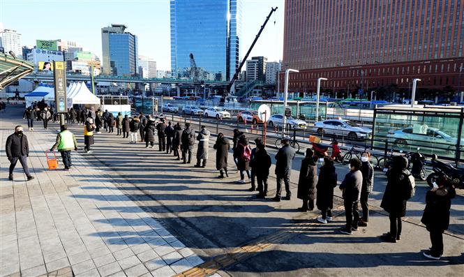 Người dân xếp hàng chờ lấy mẫu xét nghiệm Covid-19 tại Seoul, Hàn Quốc ngày 4-2-2022. Ảnh: Yonhap/TTXVN