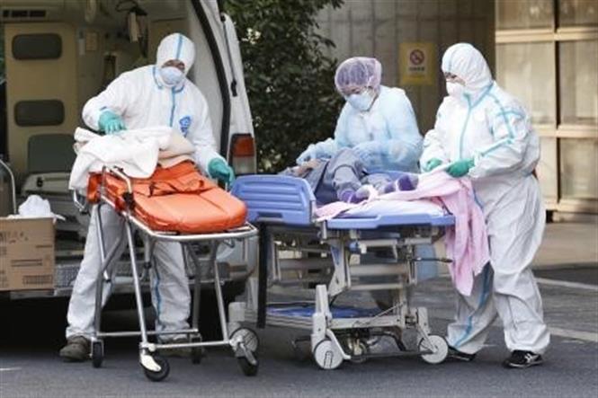 Nhân viên y tế chuyển bệnh nhân Covid-19 vào bệnh viện ở Tokyo, Nhật Bản ngày 1-2-2022. Ảnh: Kyodo/TTXVN