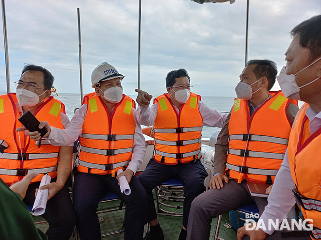 Vice Chairman of the Da Nang People's Committee Tran Phuoc Son (centre) joining in an actual survey of an inland waterway route along the Son Tra Peninsula on February 10 afternoon. Photo: TRIEU TUNG