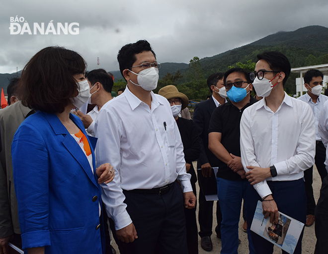 Vice Chairman Son (second, left) directed relevant units to soon put CT15 inland wharf and inland waterway routes in the Son Tra Peninsula area into operation in April 2022 in a bid to create new tourism products and services to restore the city’s tourism industry. Photo: TRIEU TUNG