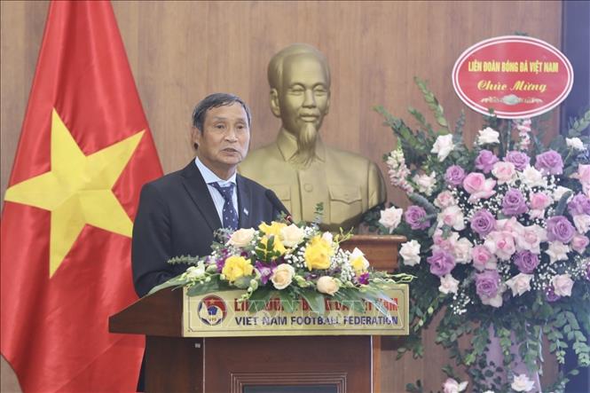 Huấn luyện viên trưởng Đội tuyển bóng đá nữ Việt Nam Mai Đức Chung phát biểu. Ảnh: Minh Quyết/TTXVN