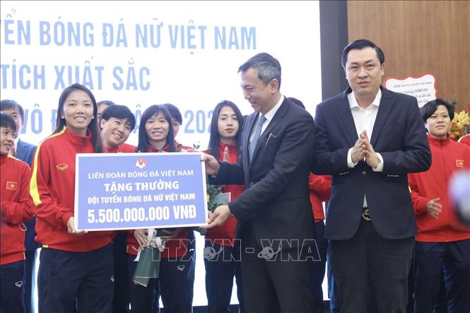 Liên đoàn Bóng đá Việt Nam (VFF) tặng Đội tuyển bóng đá nữ Việt Nam 5,5 tỷ đồng. Ảnh: Minh Quyết/TTXVN