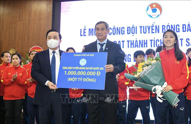 Phó Chủ tịch UBND Thành phố Hà Nội Chử Xuân Dũng trao tặng đội tuyển Đội tuyển bóng đá nữ Việt Nam 1 tỷ đồng. Ảnh: Minh Quyết/TTXVN