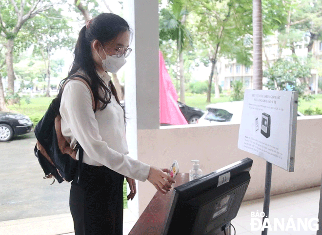 Students at the Da Nang University of Economics filling out online health declaration form before entering their school. (Picture was taken in January 2022). Photo: NGOC HA