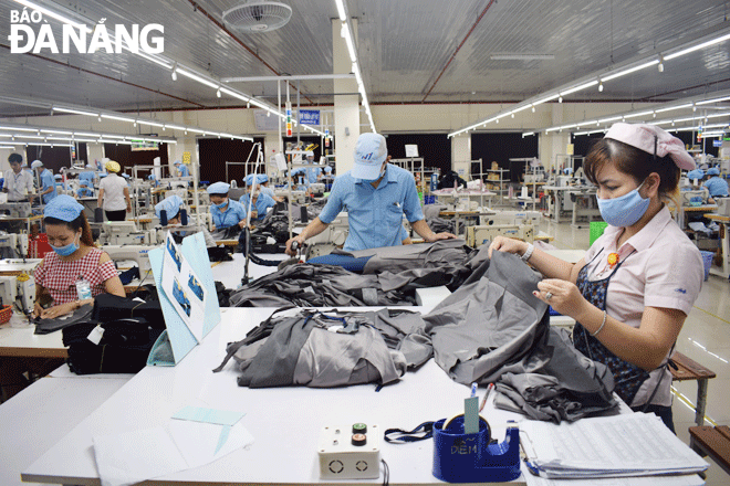 All enterprises ensure stable labour sources after Tet to promote production and business. IN THE PHOTO: Workers at the Hoa Tho Textile and Garment Corporation. Photo: KHANH HOA