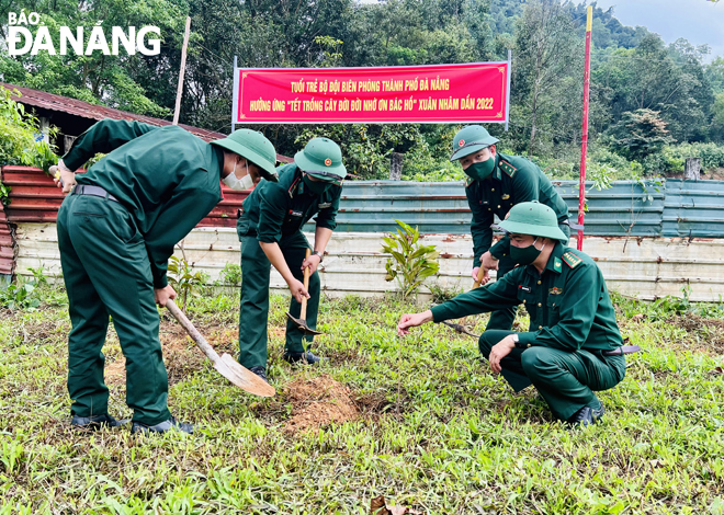 Cán bộ, chiến sĩ Bộ đội Biên phòng thành phố trồng cây theo gương Bác. Ảnh: B.V