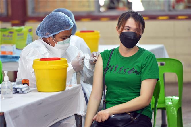 Nhân viên y tế tiêm vaccine phòng COVID-19 cho người dân tại Bangkok, Thái Lan, ngày 5/2/2022. Ảnh: THX/ TTXVN
