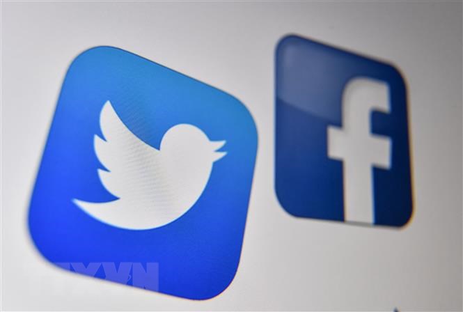 Biểu tượng của Facebook và Twitter trên màn hình máy tính. (Ảnh: AFP/TTXVN)