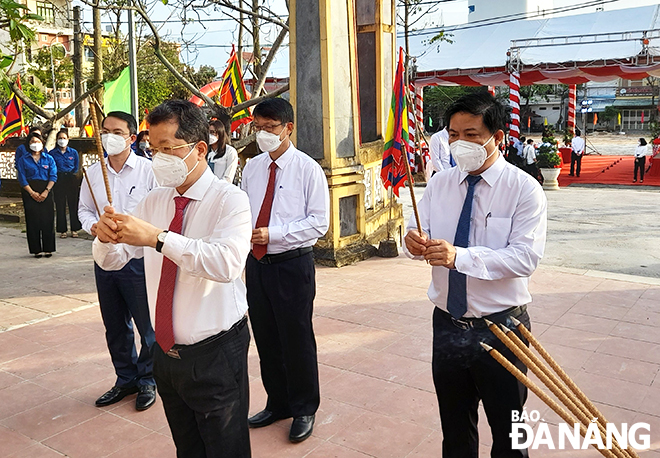 Bí thư Thành ủy Nguyễn Văn Quảng (hàng trước) và lãnh đạo thành phố dâng hương ở Nghĩa trủng Hòa Vang. Ảnh: TS