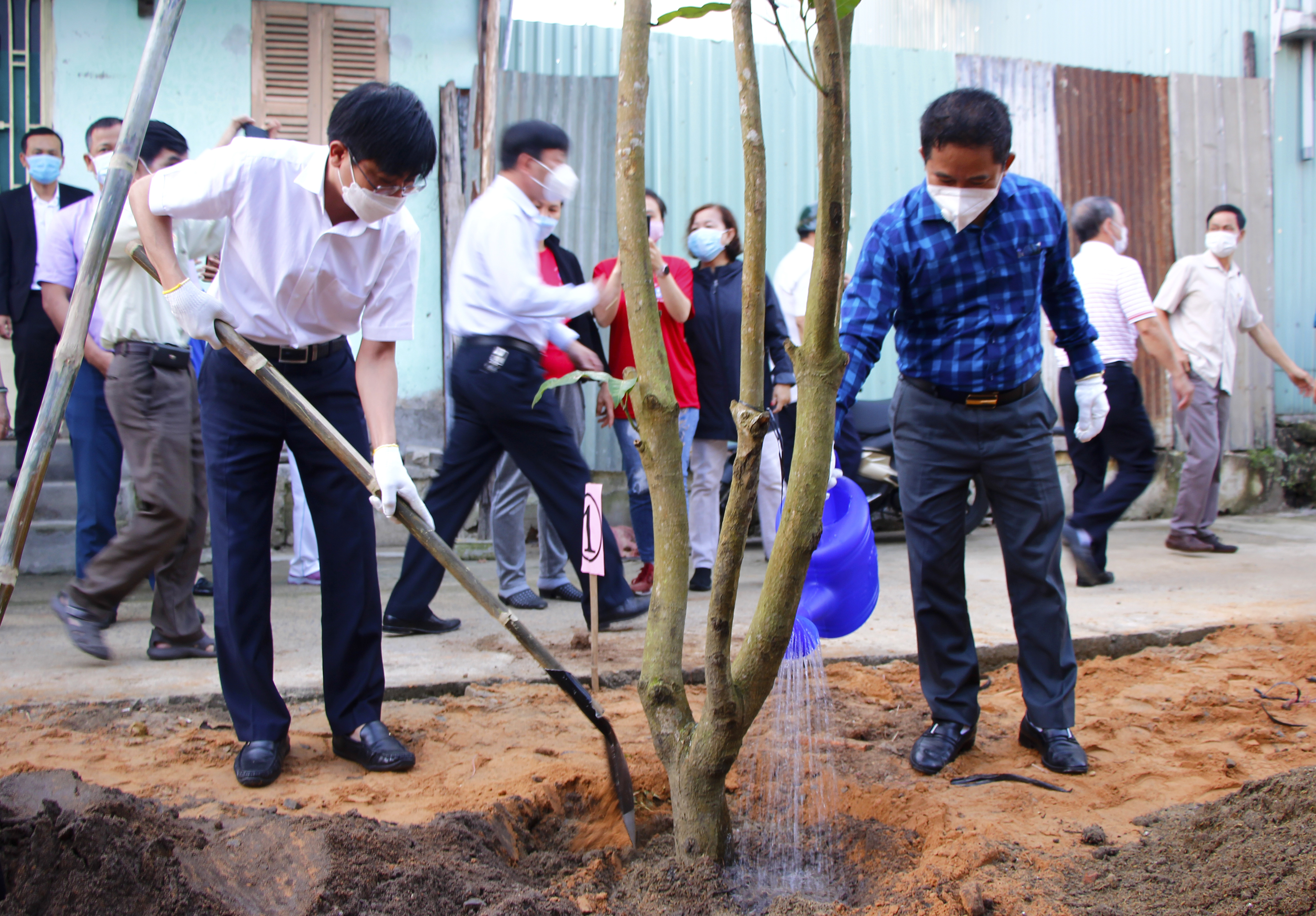 Lãnh đạo Quận ủy và UBND quận Sơn Trà trồng cây xanh tại lễ phát động. Ảnh: XUÂN DŨNG
