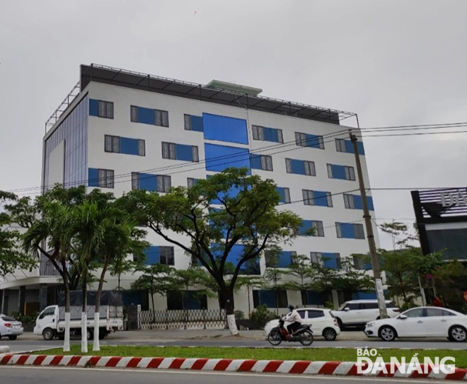Công trình xây dựng bệnh viện tại số 2 đường Nguyễn Hữu Thọ trên phần đất quốc phòng chưa được cơ quan thẩm quyền của thành phố cấp phép xây dựng. Ảnh: TRIỆU TÙNG