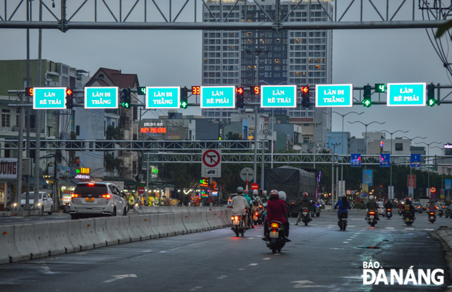 Intersections along the Ngo Quyen-Ngu Hanh Son route are controlled by 7-phase signal systems. Picture is taken at the intersection of Ngo Quyen and Nguyen Cong Tru streets.