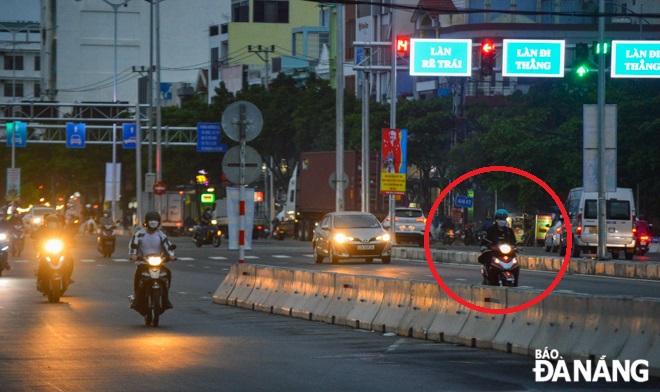 Most motorcyclists are seen going in right lanes according to regulations, but there are still cases of motorcyclists (circled in red) entering the road exclusively for cars, tractor trailers, etc..