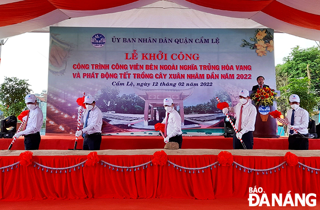 Da Nang leaders attend the groundbreaking ceremony of the park project outside the Hoa Vang Martyr’s Cemetery in Cam Le District, February 12, 2022. Photo: T.S