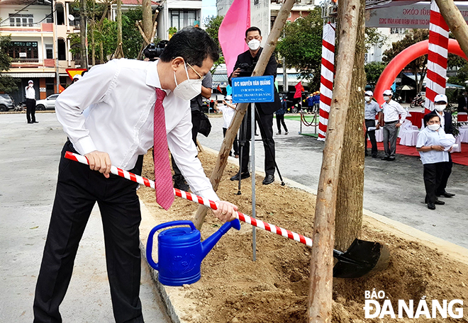  Da Nang Party Committee Secretary Nguyen Van plants a tree at the Hoa Vang Martyr’s Cemetery, February 12, 2022.Photo: T.S