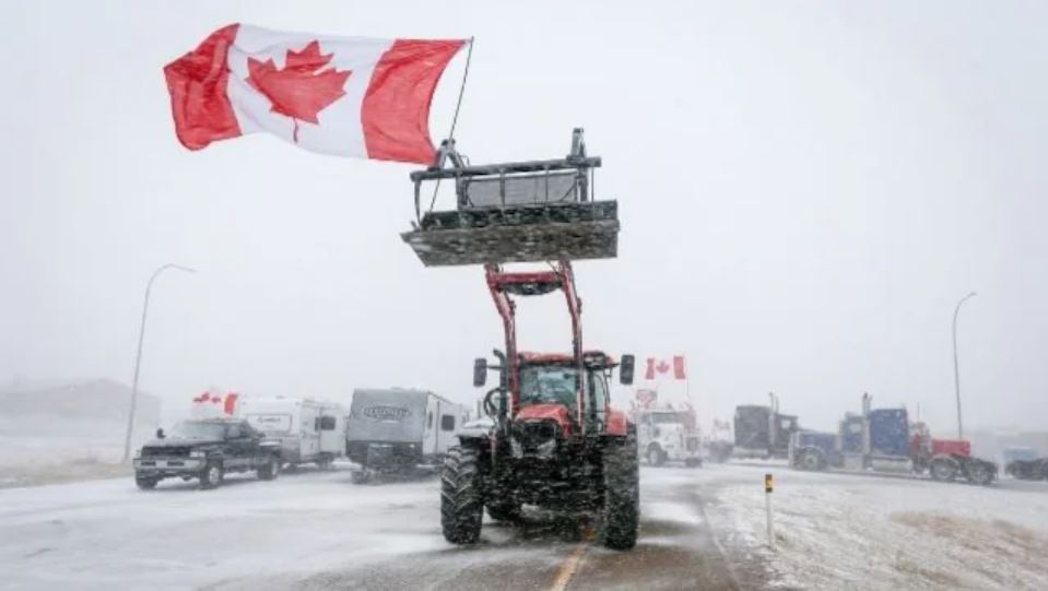 Đoàn xe biểu tình chặn đường cao tốc tại cửa khẩu biên giới ở Coutts, Alberta, Canada. Ảnh:AP