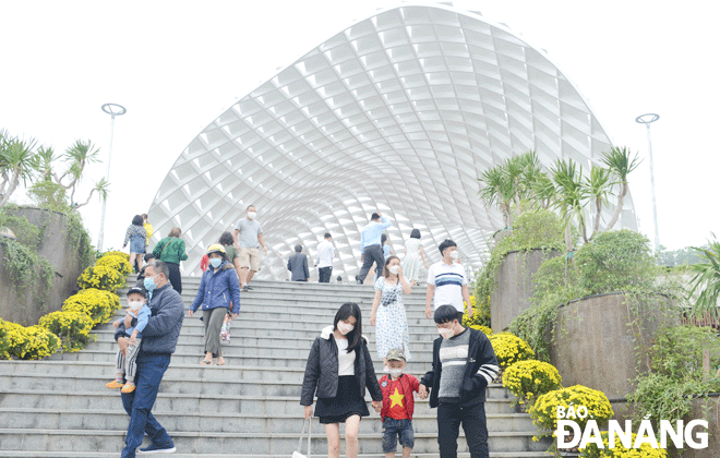 Một số điểm vui chơi, tham quan rất đông khách du lịch.  Trong ảnh: Du khách tham quan, vui chơi tại Công viên vườn tượng APEC mở rộng. Ảnh: THU HÀ