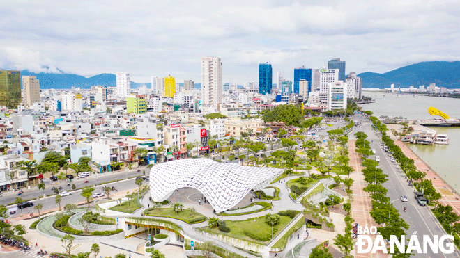 Công viên vườn tượng APEC mở rộng trở thành điểm nhấn kiến trúc độc đáo bên sông Hàn.  Ảnh: Lê Huy Tuấn