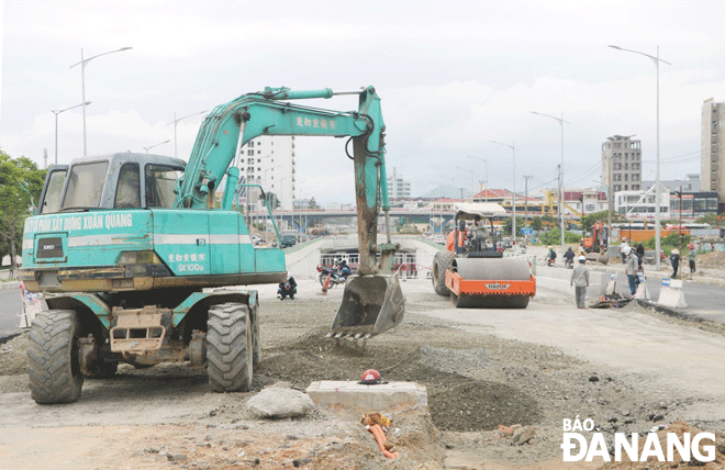 With a spirit of emulation and high responsibility by construction units, many projects are expected to be completed on schedule and with quality assurance. A corner of the construction site of the traffic infrastructure project at the western end of the Tran Thi Ly Bridge. Photo: VAN HOANG