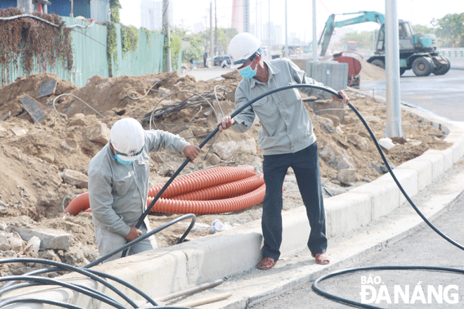 At the beginning of the lunar new year, the working atmosphere at the construction site of key projects in the city is very exciting and bustling. Workers of the Nhat Huy Construction and Trading Co., Ltd are seen working enthusiastically at the traffic infrastructure project at the western end of the Tran Thi Ly Bridge. Photo: VAN HOANG