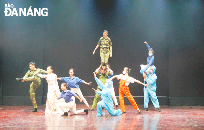 Arts associations in Da Nang have set goals of completing a number of quality works in 2022. IN PHOTO: A scene of a dance performance entitled 'City of Han River Overcomes the Pandemic' performed by artistes and dancers from the municipal Dancers' Association in the arts programme held in late 2021. Photo: X.DUNG