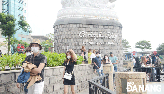 Some of Da Nang attractions are very crowded with tourists. In the photo: Tourists visited Love Bridge located on Tran Hung Dao Street on February 13. Photo: THU HA