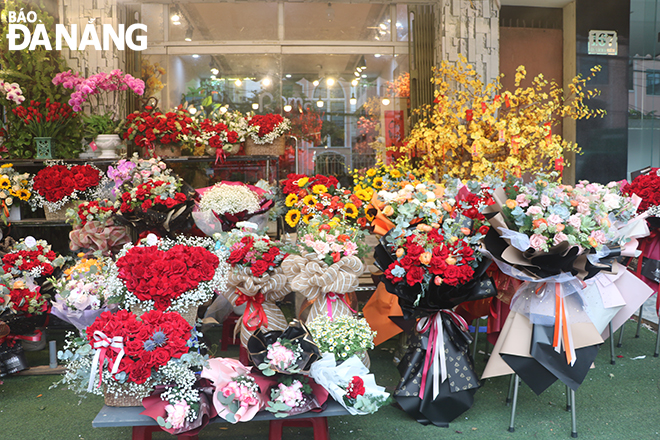 Theo nhiều cửa hàng hoa sang, giá cả các loại hoa cho dịp lễ tình nhân 14-2 tăng mạnh. 