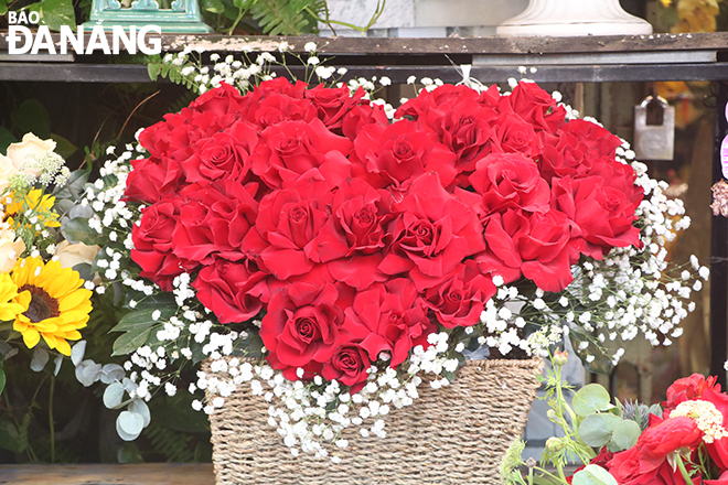 Hoa hồng được kết thành hình trái tim được nhiều khách hàng chọn mua. 