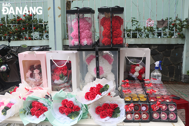 Bên cạnh hoa hồng được bó truyền thống, nhiều khách hàng còn ưa chuộng hoa hồng kết hình trái tim, con gấu.