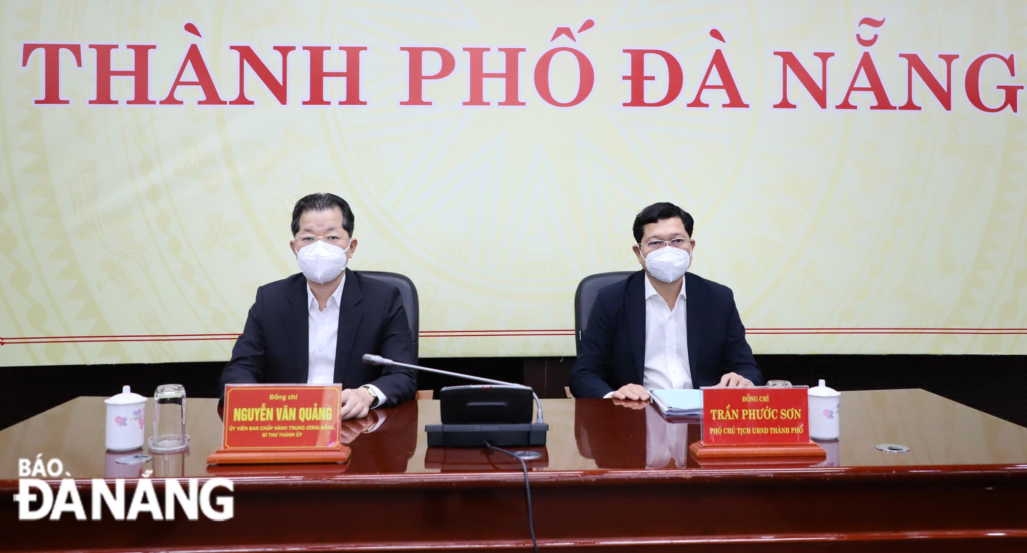 Da Nang Party Committee Secretary Nguyen Van Quang and municipal People's Committee Vice Chairman Tran Phuoc Son co-chair the Da Nang broadcast point of the national teleconference, February 15, 2022. Photo: NGOC PHU