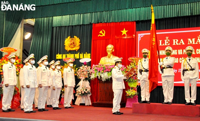 A leader of the Cyber Security and High-tech Crime Prevention Division taking the oath of office to the new commission. Photo: LE HUNG