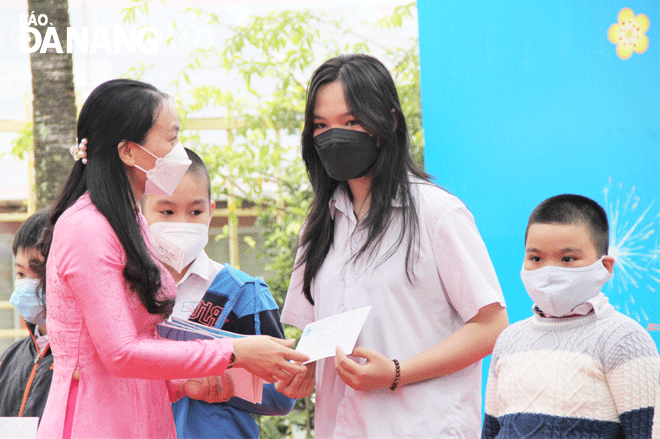 Vice Chairwoman of the municipal WU Nguyen Thi Huyen (left) hands over funds to support orphans during the Lunar New Year 2022. Photo: L.P