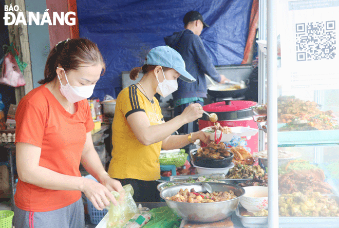 Nhiều hàng quán dần đông đúc, nhộn nhịp sau khi sinh viên các trường trên địa bàn thành phố quay trở lại học tập trực tiếp. Trong ảnh: Nhân viên quán ăn “3 Sạch” đường Ngô Sĩ Liên (phường Hòa Khánh Bắc, quận Liên Chiểu) đang bận rộn bán hàng cho khách. Ảnh: VĂN HOÀNG