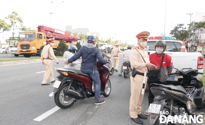 Lực lượng Cảnh sát giao thông tăng cường kiểm tra, xử lý vi phạm sau Tết Nguyên đán nhằm bảo đảm trật tự  an toàn giao thông trên địa bàn thành phố. Ảnh: VIỆT THÀNH