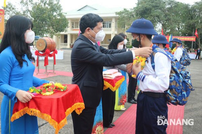 Phó Chủ tịch UBND thành phố Trần Phước Sơn tặng hoa chúc mừng thanh niên quận Liên Chiểu trúng tuyển nghĩa vụ quân sự lên đường nhập ngũ. Ảnh: N.Đ