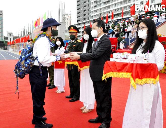 Da Nang Party Committee Secretary Nguyen Van Quang (2nd, right) present congratulatory bouquets to new recruits at the Son Tra District departure point. Photo: LE HUNG