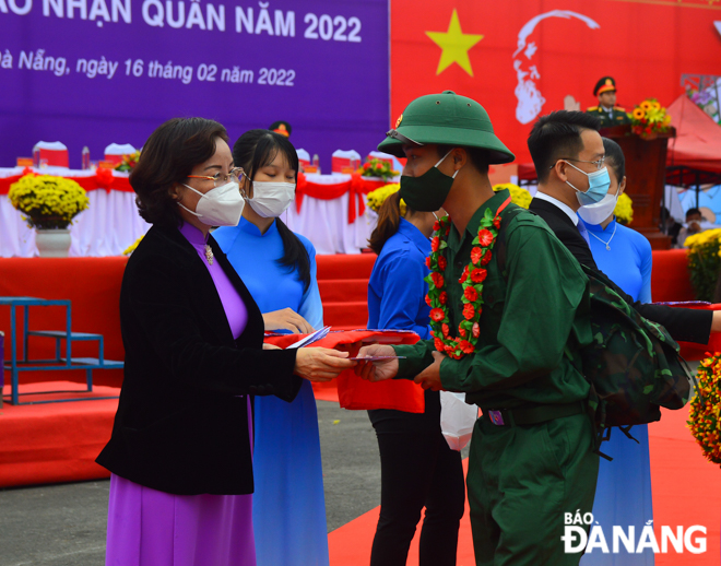   Da Nang People's Committee Vice Chairwoman Ngo Thi Kim Yen (left) bids farewells and extends good lucks to recruits at the Hoa Vang District rookie handover ceremony. Photo: XUAN SON