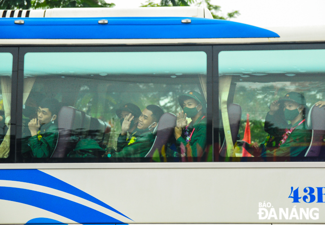 The rookies wave goodbye to their loved ones before performing their sacred duty. Photo: XUAN SON 