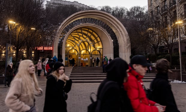 Người đi bộ qua lối vào của một nhà ga cáp treo ở Kiev, Ukraine. Ảnh: Getty Images